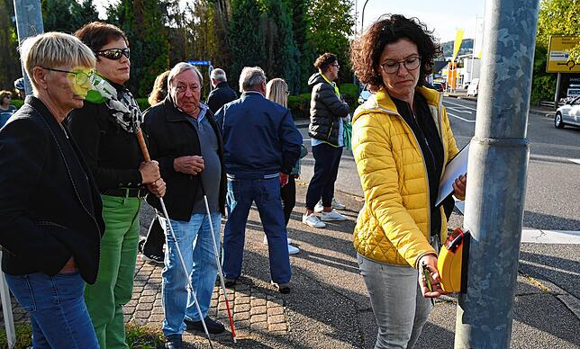 Besondere Aufmerksamt am Fußgängerüberweg beim Landmarkt Weissenrieder in Unterlauchringen: Auf dem Bild am Drücker zur Ampel ist Yvonne ...