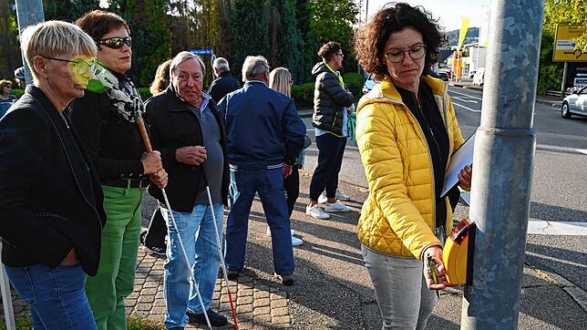 Besondere Aufmerksamt am Fußgängerüberweg beim Landmarkt Weissenrieder in Unterlauchringen: Auf dem Bild am Drücker zur Ampel ist Yvonne ...