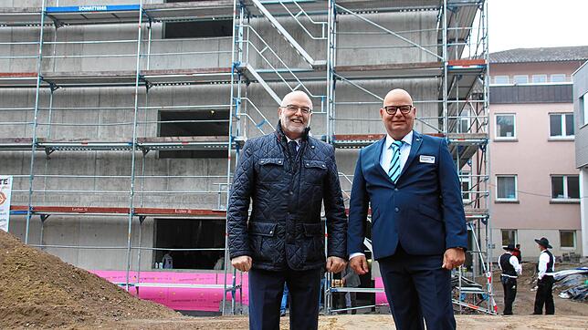 Freuen sich über den Fortschritt: Bürgermeister Rainer Stolz (links) und Michael Hanke, der Geschäftsführer des Krankenhauses Stockach, ...