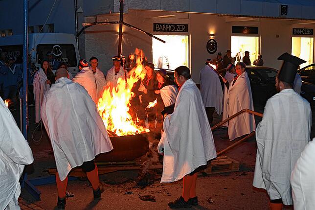 Am Schluss verbrennen die Elferräte ihre Hüte und dokumentieren damit endgültige Aus der Fasnachtszeit.