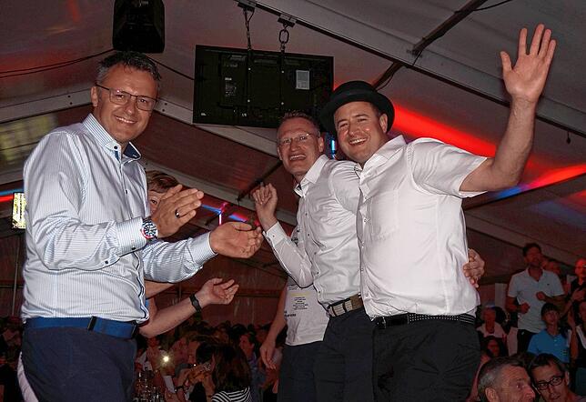Gut drauf: Beim Wunschkonzert der Stadtmusik Waldshut ist auch am Tisch der Volksbank Hochrhein die Begeisterung groß.
