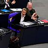 Mit ausgebreiteten Armen gestikuliert AfD-Fraktionsvorsitzende Alice Weidel im Bundestag unter dem Beifall ihres Stellvertreters ...