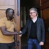 Der katholische Priester Theodor Shanika (links) hat seinen Dienst in der Seelsorgeeinheit Überlingen aufgenommen. Am Hauptportal des ...