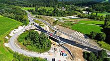 Die B31-Baustelle Altbirnau Mitte September. Die graue Raute in der Mitte ist die fertige Brücke. Die dunklen Abschnitte rechts und ...
