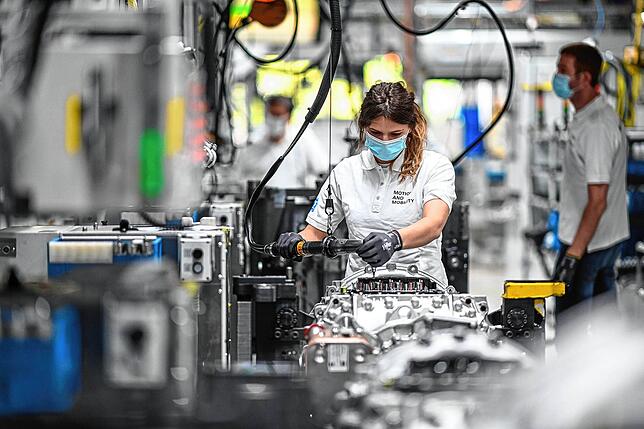Eine Monteurin arbeitet im Werk zwei des Automobilzulieferers ZF in Friedrichshafen an ein Getriebe für Lastwagen. Hier läuft die ...