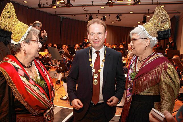 Auch bei offiziellen Anlässen sind sie unverzichtbar. Nach seinem Amtseid im Februar 2017 entführten Trachtenmutter Renate Lohr (links) ...