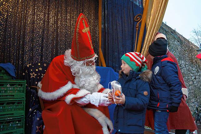 Bild 4: Besuch des Nikolauses in Tiengen sorgt für viele strahlende Kinderaugen