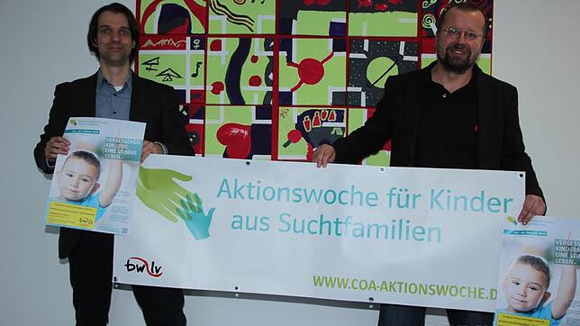Lars Kiefer (links) und Christian Denecke erläutern die Aktivitäten der Fachstelle Sucht im Rahmen der Aktionswoche für Kinder aus ...