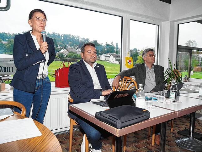 Rita Schwarzelühr-Sutter, Andreas Morasch und Landrat Martin Kistler (von links) stellten sich den Fragen der Lottstetter Bürger.
