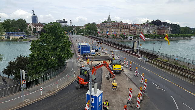 Die Alte Rheinbrücke: Auch hier sind die Bauarbeiten schon bald abgeschlossen. Noch fehlt auf einigen Fahrspuren der Asphalt.