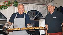 Die ofenheißen Dinnele gingen am Freitagabend weg wie warme Semmeln. Bürgermeister Daniel Heß (links) und sein Bruder, ...