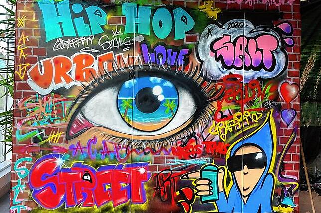 Phantasievolle Graffiti-Kunst aus der Hand von Jochen Laufer: Eine besprühte Ausstellungswand im Lavida-Möbelhaus in Oberndorf.
