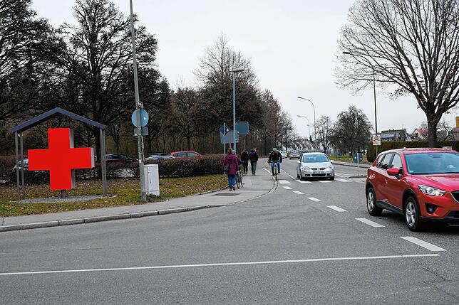 Die Kreuzung vor dem Klinikum ist unübersichtlich, durch verengte Fahrspuren kommen sich Fußgänger, Radfahrer, Autos und Laster ...