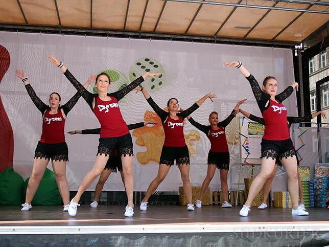 Die Showtanzgruppe „Dynamix“ trat bei der offiziellen Eröffnung am Samstagmittag auf der Hauptbühne auf.