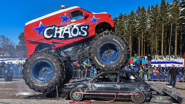 Da bleibt nichts ganz. Wenn der Monstertruck über die Autos fährt, freut sich das Publikum.