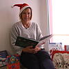 Mitten unter Weihnachtsbüchern: Gabriele Gietz von der Stockacher Stadtbücherei verrät ihre Lese- und Hörtipps für Weihnachten.