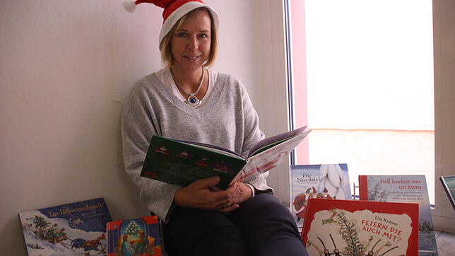 Mitten unter Weihnachtsbüchern: Gabriele Gietz von der Stockacher Stadtbücherei verrät ihre Lese- und Hörtipps für Weihnachten.
