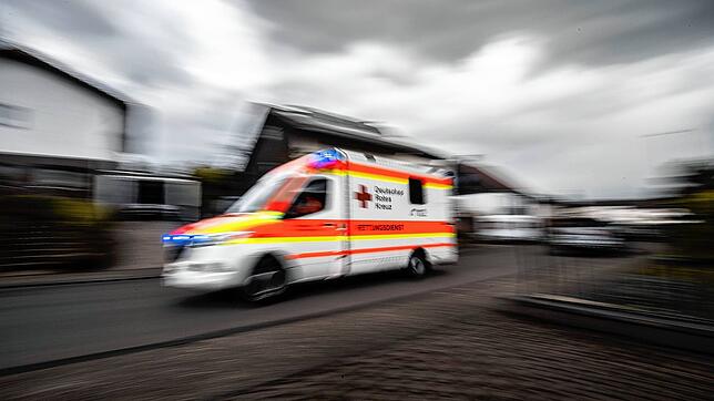 Großeinsatz für Rettungskräfte im Landkreis Rottweil: Auf der L422 kommt ein Wagen von der Fahrbahn ab und überschlägt sich. Alle vier ...