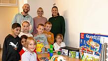 Die Kinder der Betreuung an der Hardbergschule freuen sich über neue Spielsachen, hinten von links: Jugendreferent Dennis Bräuer, Iris ...