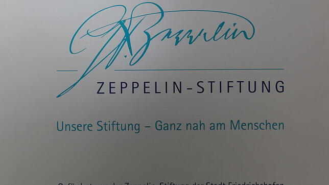 Der Schriftzug des Stifters Ferndinand von Zeppelin ziert die Tafeln, mit denen die Stadt Friedrichshafen auf die finanzielle Förderung ...