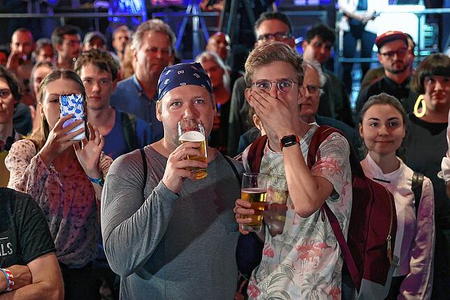 Lange Gesichter: Gäste der Wahlparty von Die Linke im Karl-Liebknecht-Haus nach der Veröffentlichung der ersten Prognosen zum Ausgang ...