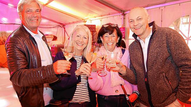 Am Freitag gab es Barbetrieb in einem eigens errichteten Zelt mit Cocktailbar, wo es sich die zahlreichen Gäste gut gehen ließen.