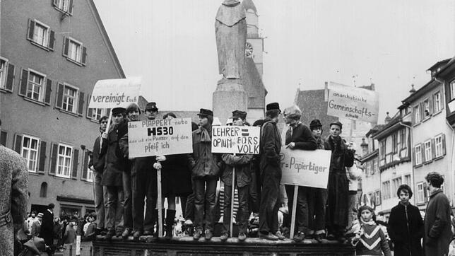 Dieses Foto entstand 1966 auf der Überlinger Hofstatt während der Fasnacht. Auch vor mehr als 50&nbsp;Jahren demonstrierten bereits die ...