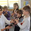 Flöten-Lehrerin Andrea Binder zeigt jungen Besucherinnen und Besuchern der Jugendmusikschule Singen verschiedene Instrumente. Bild: ...