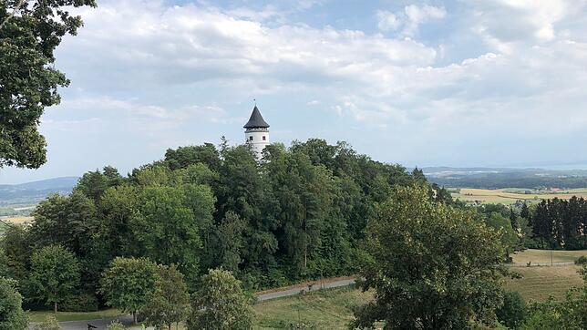 Zum Turm zu Hohenbodman gelangen die Wanderer nach der Durchquerung des wildromantischen Aachtobels.