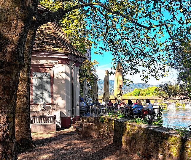 Im Schlosspark in Bad Säckingen waren die Plätze im Café heiß begehrt.