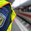 (Symbolbild) Kurioser Auslöser einer Kontrolle durch Bundespolizei am Konstanzer Bahnhof: Ein Reisender fragt die uniformierten Beamten ...