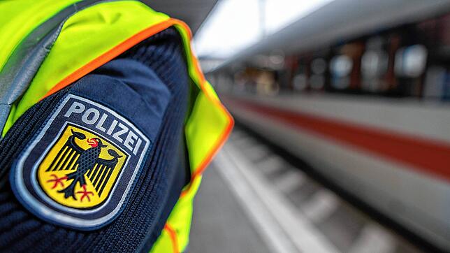 (Symbolbild) Kurioser Auslöser einer Kontrolle durch Bundespolizei am Konstanzer Bahnhof: Ein Reisender fragt die uniformierten Beamten ...