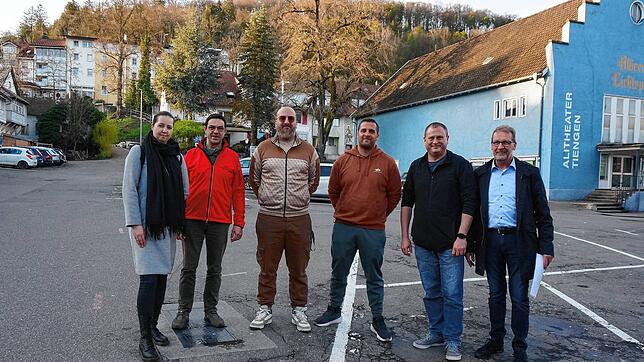 Bewirtung in neuen Händen: Auf dem Marktplatz, der im Juli wieder zum Schwyzertags-Festplatz wird, stehen Simone Mutter (von links) und ...