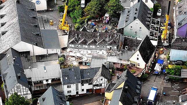 Der Blick von oben auf den Unglücksort und das teilweise eingestürzte Hotel
