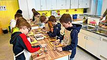 Die Schüler können bei der Naturpark-Kochschule Rezepte ausprobieren und die Speisen in Gläschen mit nach Hause nehmen. Bild: Annabelle ...