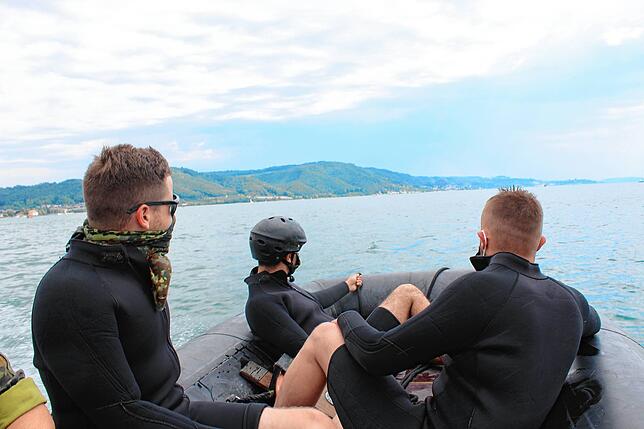 Vier Boote fahren einige hundert Meter raus auf den Bodensee. Dort wird zunächst die Bergung eines Mannes geübt, der über Bord gegangen ...