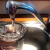 Wasser fließt aus der Leitung in ein Glas. Das Land fördert die Trinkwasserversorgung in Waldshut-Tiengen mit einem Zuschuss in ...