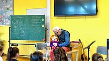 Die etwas andere Schulstunde mit Uli Führe: Er lässt den alemannischen Dialekt gesanglich und mit Handpuppe in der Talschule Wehr ...