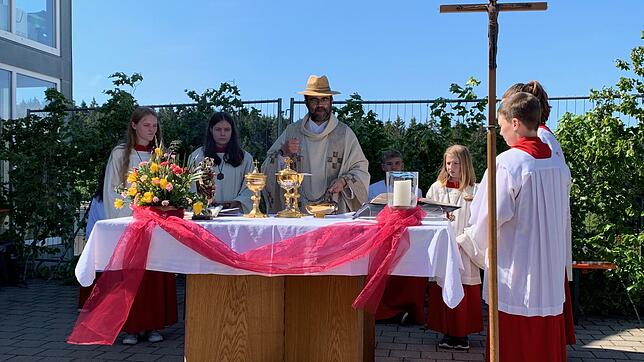 Gottesdienst unter freiem Himmel feierten 300 Gläubige der Seelsorgeeinheit Oberes Schlüchttal und verabschiedeten sich von Pfarrer ...