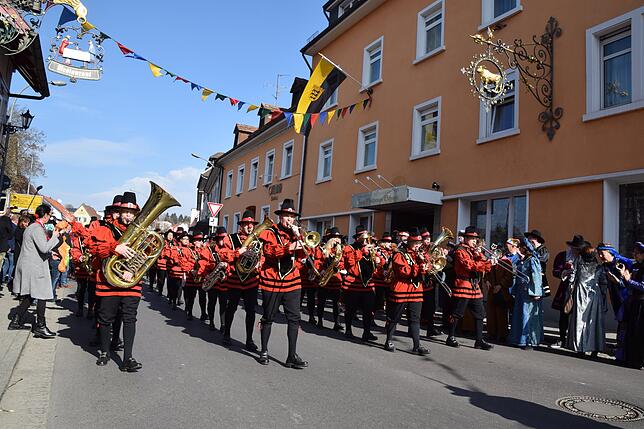 Bild 2: AKK tanzt durch die Straßen: Noch mehr Bilder vom Umzug am Schmotzigen Dunschtig in Stockach