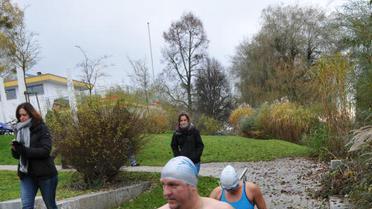Die Unerschrockenen: Mark Koitka und Birgit Becher steigen ins kalte Wasser des Steißlinger Sees. Sie trainieren für das Eisschwimmen. ...