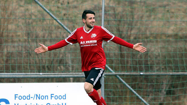Fabian Osswald freut sich über seinen Treffer 2:0 gegen den FC Villingen II und erwartet die Glückwünsche seiner Kameraden vom FV ...