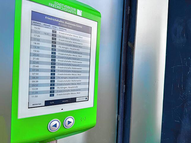 Die ersten Haltestellen in Friedrichshafen sind mit diesen Displays ausgestattet, die Fahrplanhinweise in Echtzeit geben.