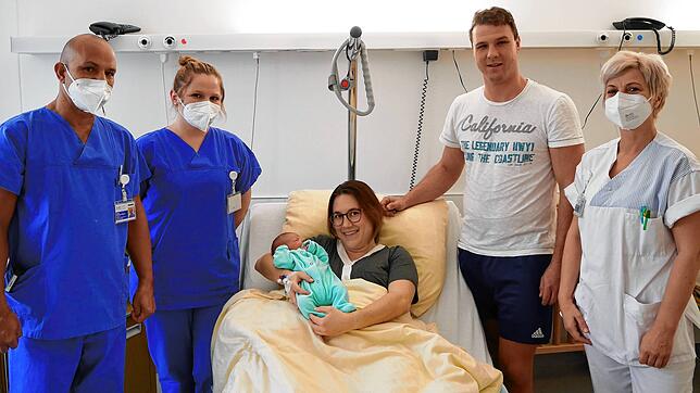 Die kleine Lia im Klinikum Landkreis Tuttlingen. Mit dabei sind ihre Eltern Sabrina und Alexander Restle, Hebamme Lea Horn, ...