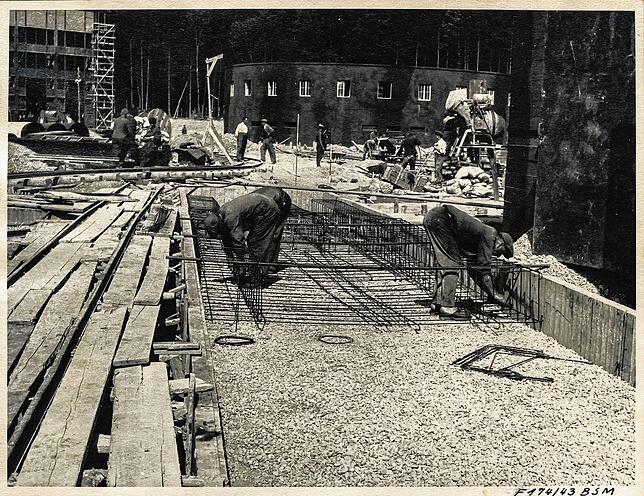 Ein Foto aus dem Jahr 1943 zeigt Betonarbeiten durch Zwangsarbeiter in Raderach. Im Hintergrund ist das Mess- und Steuerhaus zu sehen.