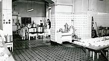 1968: Blick in die Küche des Krankenhauses Radolfzell mit dem Lastenaufzug vom Untergeschoss hinauf in die Bettenabteilungen. Unser Bild ...
