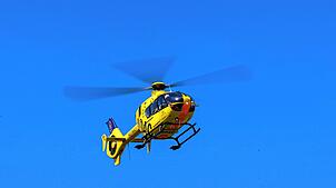 Rettungshubschrauber “Christoph 33„ ist im Landeanflug. (Symbobild)