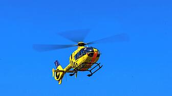Rettungshubschrauber “Christoph 33„ ist im Landeanflug. (Symbobild)