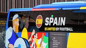 Der Bus der Spanischen Nationalmannschaft vor dem Öschberghof in Donaueschingen. Mit diesem wird das Team am Samstag abreisen – Richtung ...