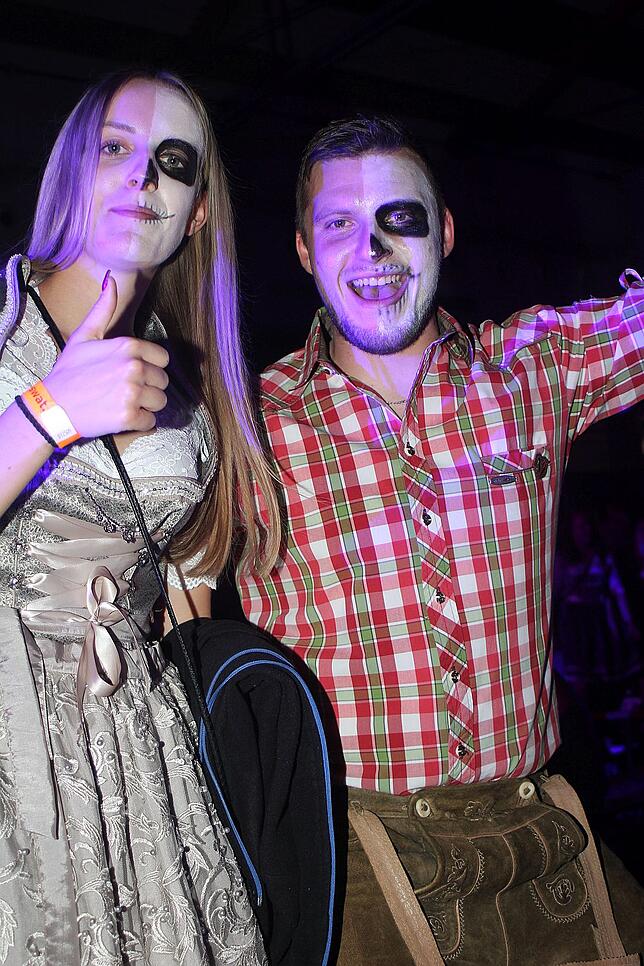 Bild 25: 1400 Gäste feiern die Halloweennacht in Tracht mit der Band Allgäu Power